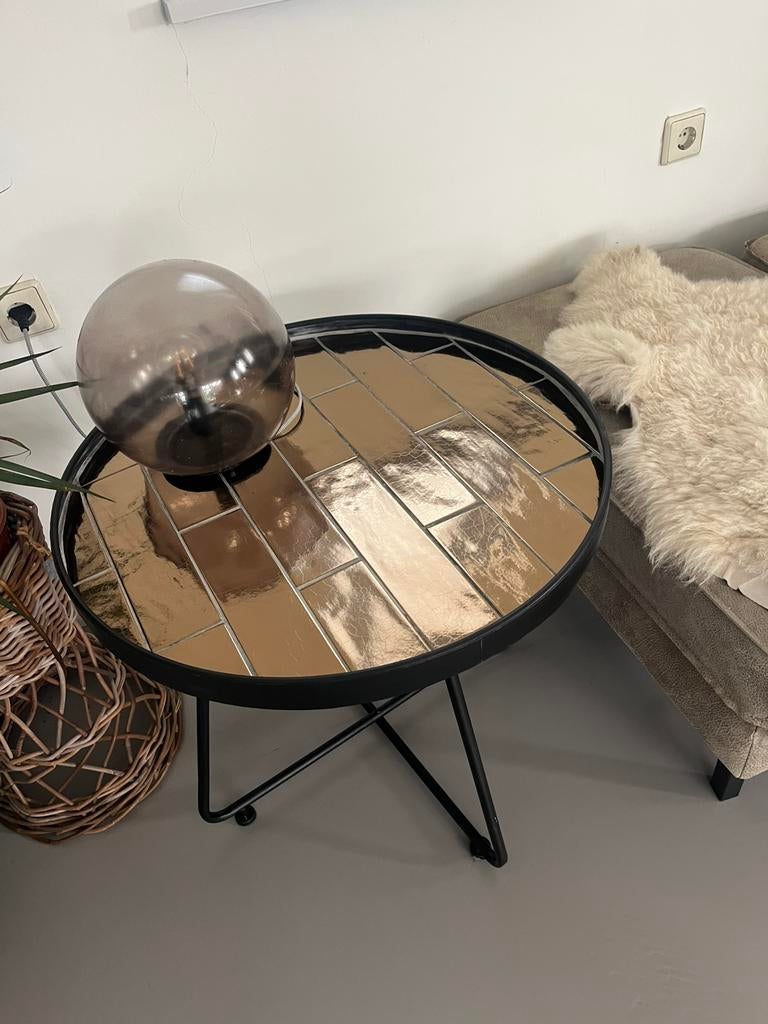 Mooi zwart tafeltje met gouden tegeltjes, Minder dan 55 cm, Metaal of Aluminium, Rond, Zo goed als nieuw