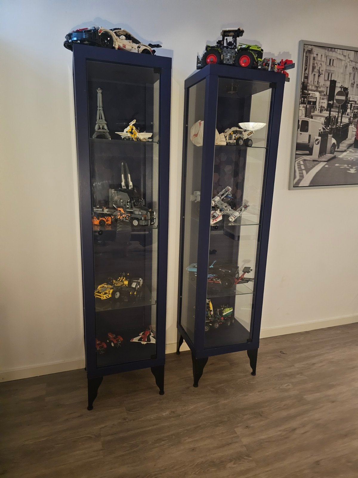Twee stijlvolle blauwe vitrinekasten met verlichting, Huis en Inrichting, Kasten | Vitrinekasten, Ophalen, 25 tot 50 cm, 150 tot 200 cm