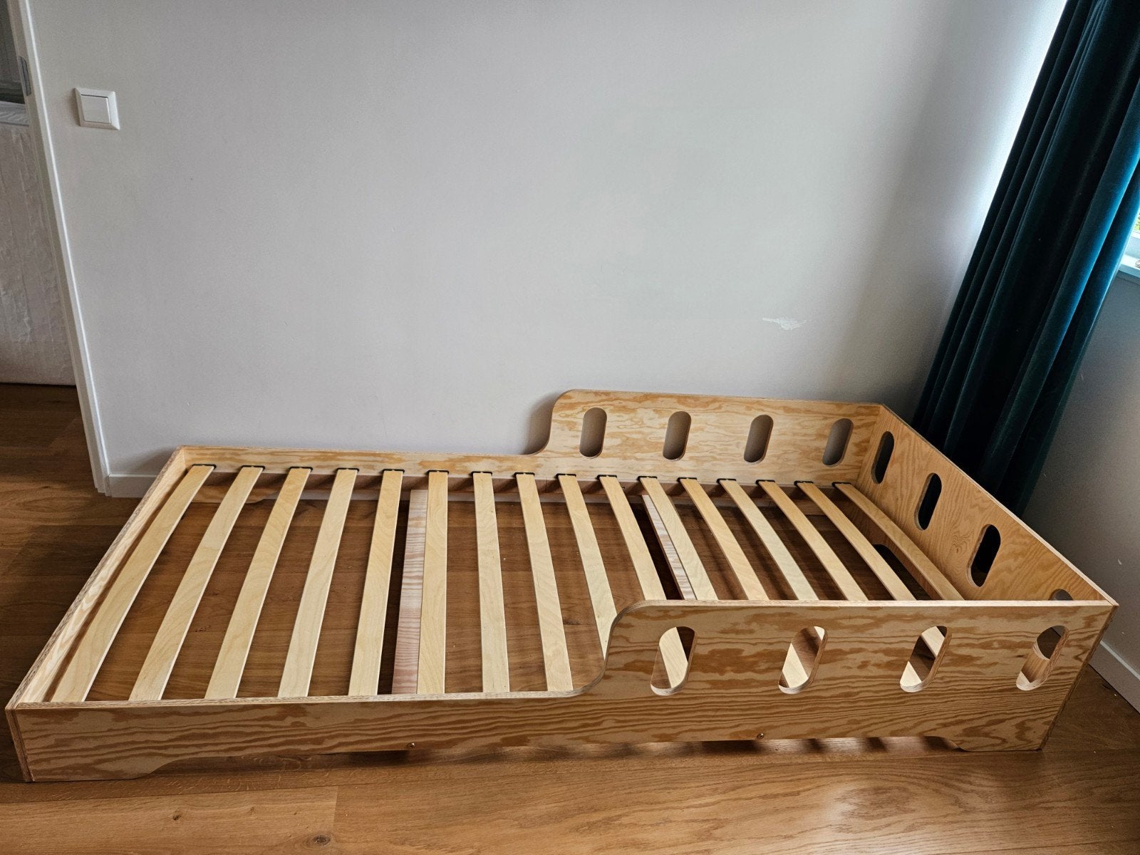Montessori vloerbed petit puk 90x200, Ophalen, 85 tot 100 cm, Zo goed als nieuw, Lattenbodem