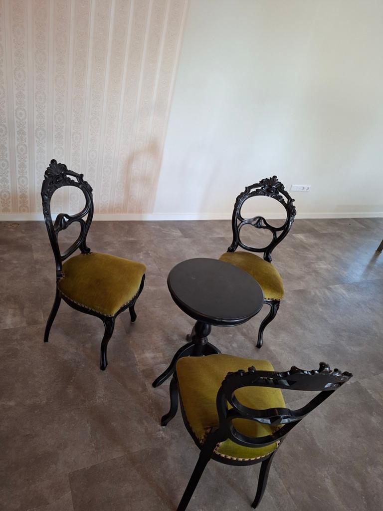 Antieke stoelen en bijzettafel - Barok stijl, Antiek en Kunst, Ophalen