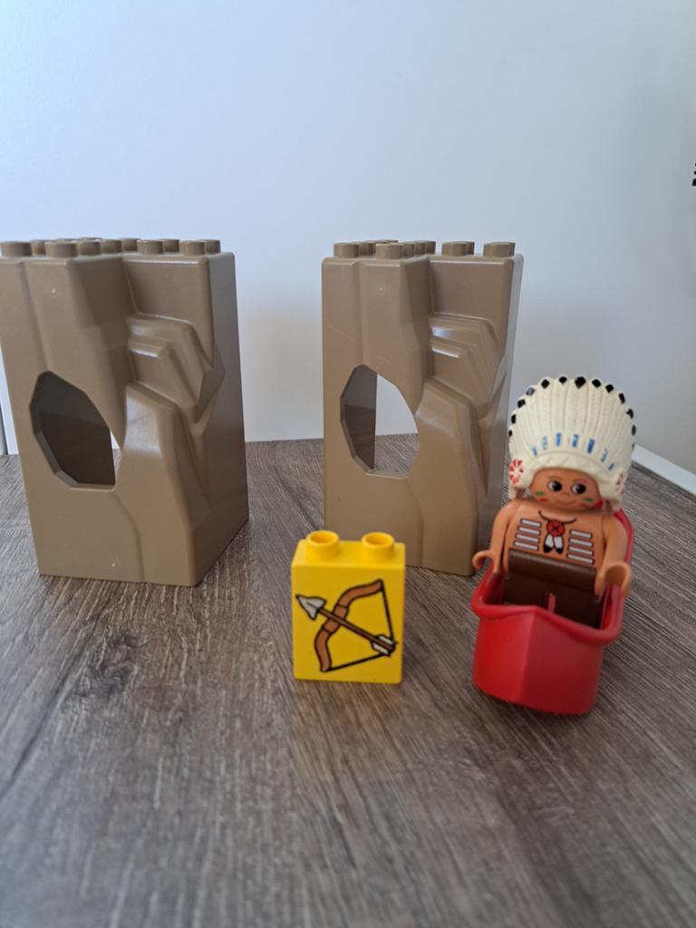 Duplo Indiaan met bootje en speer en 2 rotsblokken samen €10, Ophalen of Verzenden, Duplo