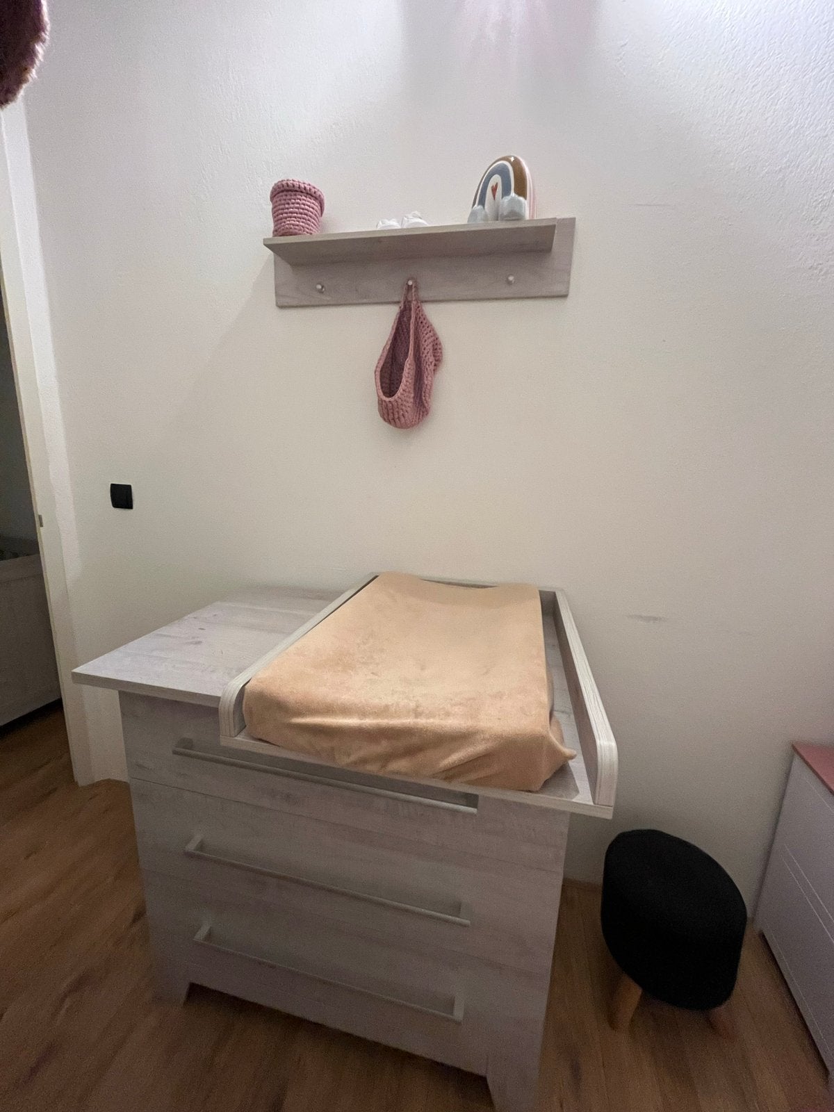 Babykamer set: Ledikant, Commode met Plank - Whitewash grijs, Kinderen en Baby's, Ophalen, Gebruikt, 70 tot 85 cm, 140 tot 160 cm