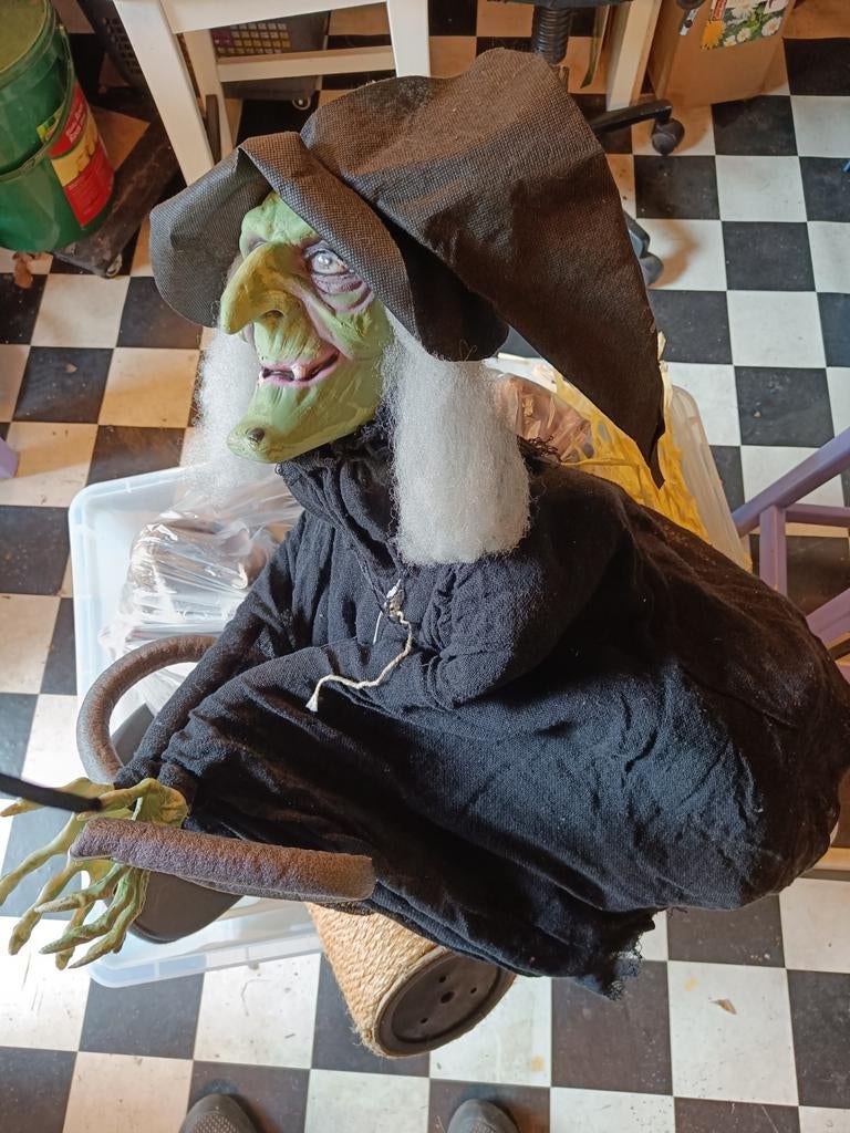 Griezelige Heks op Bezemsteel - Halloween Decoratie, Ophalen of Verzenden