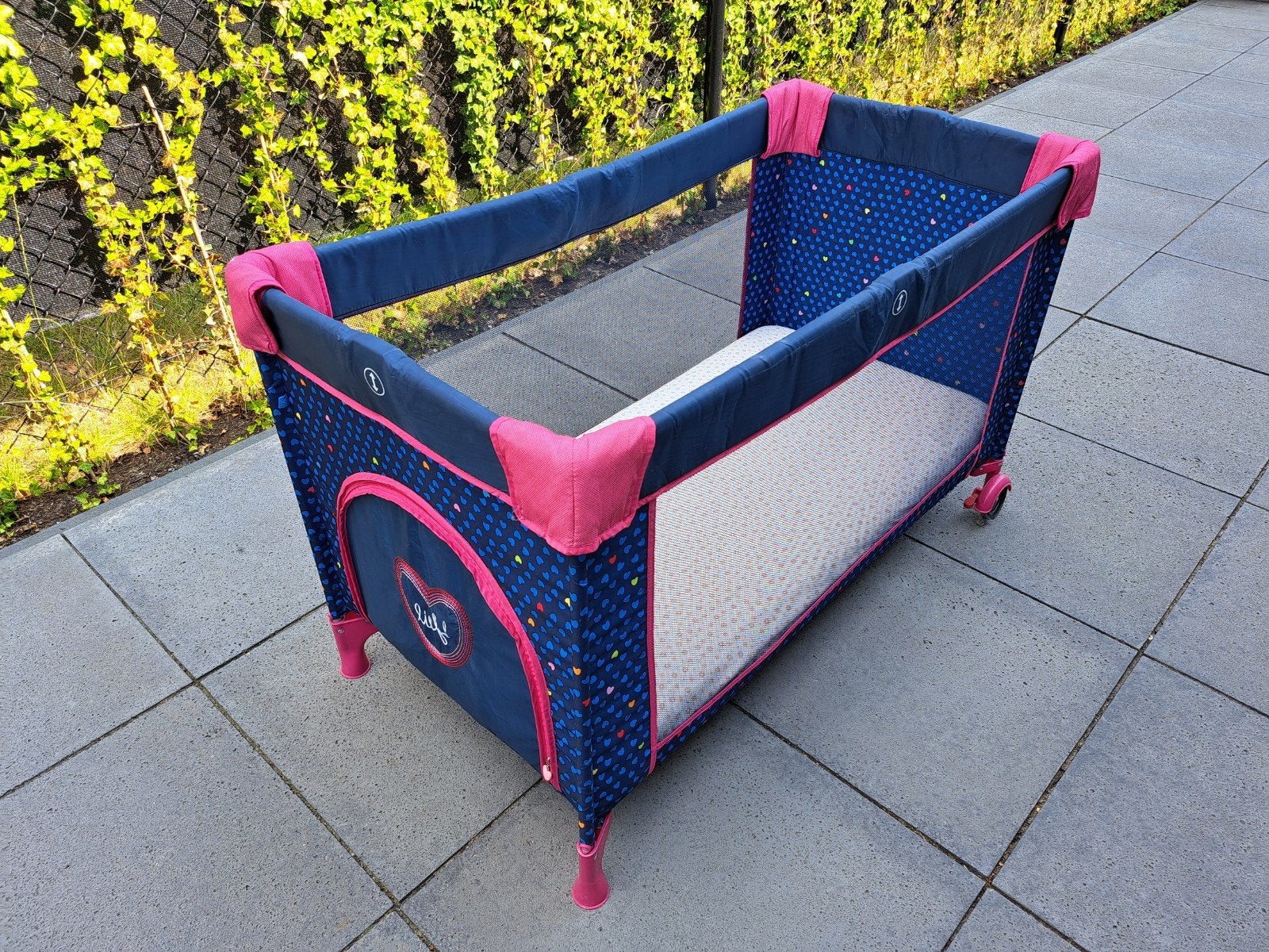 Lief! Campingbedje + matras + matrasbeschermer + hoeslakens, Kinderen en Baby's, Kinderkamer | Bedden, Ophalen, Zo goed als nieuw