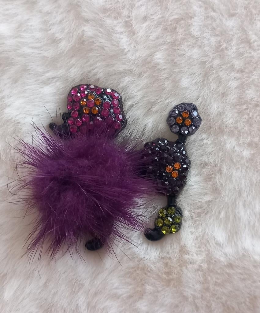 Grappige poedel broche met strass en pluizige staart, Sieraden, Tassen en Uiterlijk, Overige materialen, 4 tot 7 cm, Paars, Nieuw