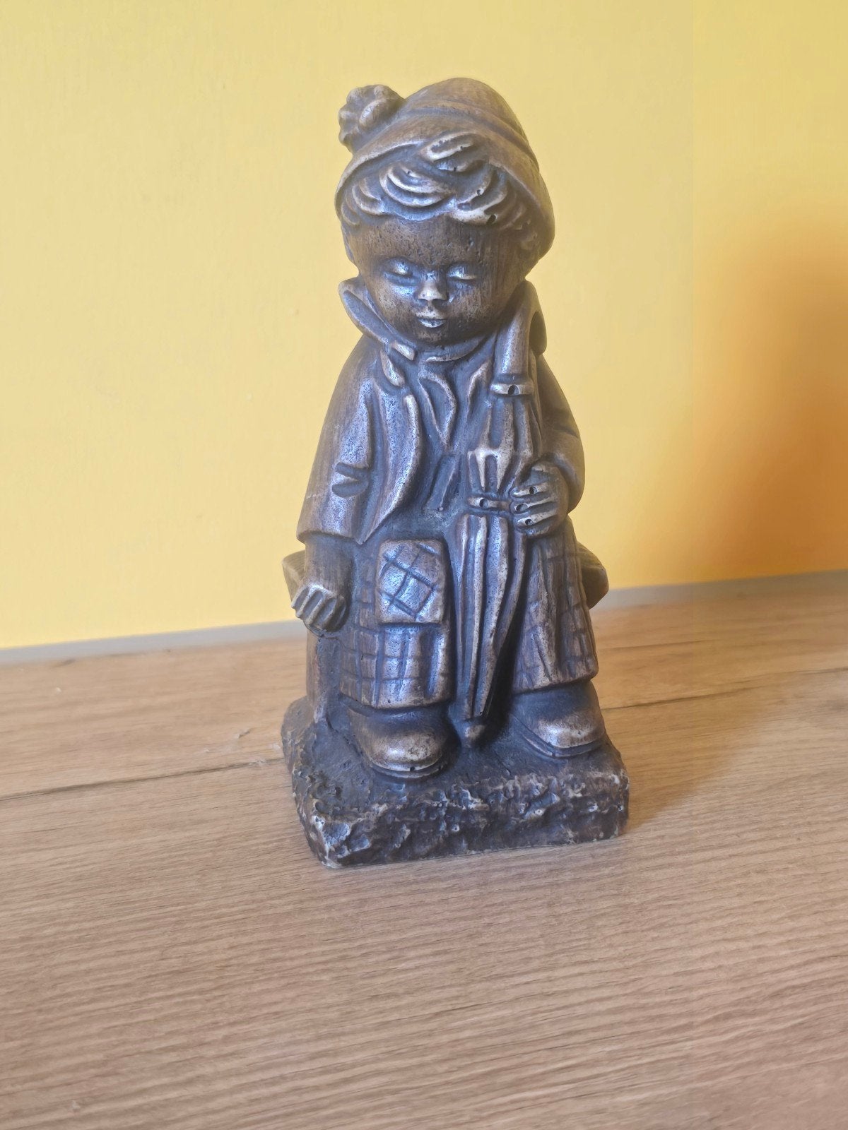 Vintage Anton Perree beeldje - Jongen met paraplu AP.442, Ophalen of Verzenden, Zo goed als nieuw