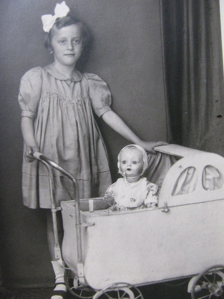 Oude Echte Foto Kaart uit 1943 - Meisje met Pop Kinderwagen, Verzenden, Voor 1920, Sterren en Beroemdheden