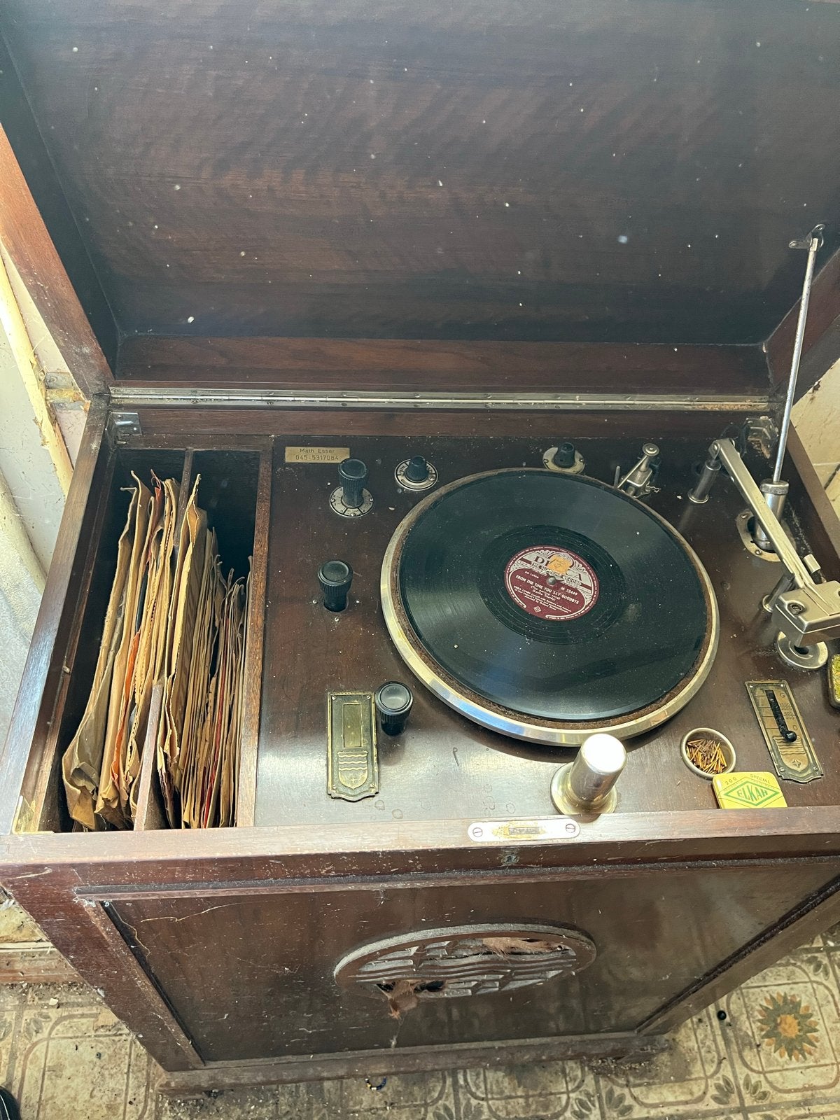 Antieke platenspeler met platen, Ophalen