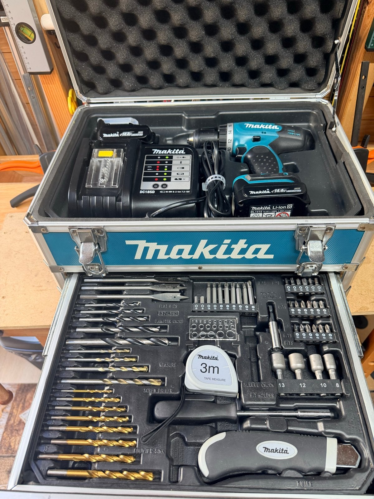 Makita Boor- en Schroefmachine Set met Accessoires, Ophalen, Variabele snelheid, Minder dan 400 watt, Zo goed als nieuw