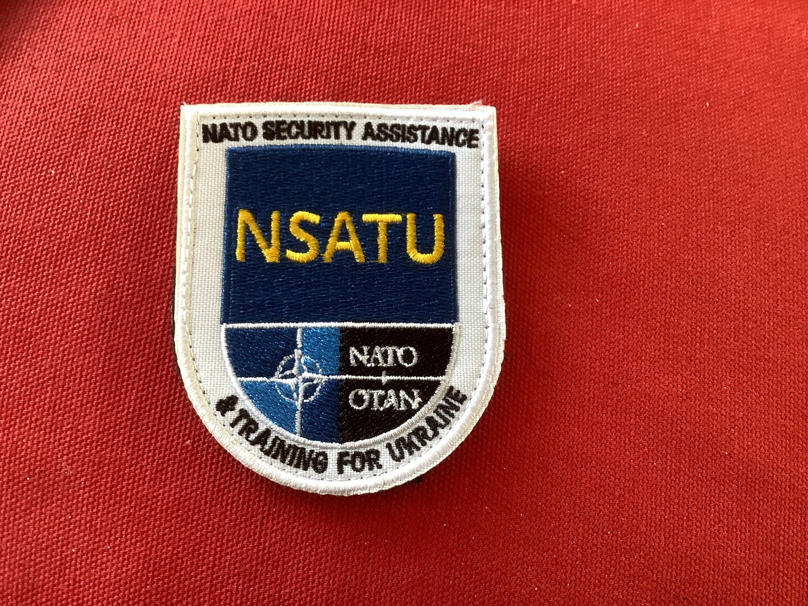 Badge van NSATU Nato. Otan met velcro, Verzamelen, Militaria | Algemeen, Ophalen of Verzenden, Landmacht, Nederland, Embleem of Badge