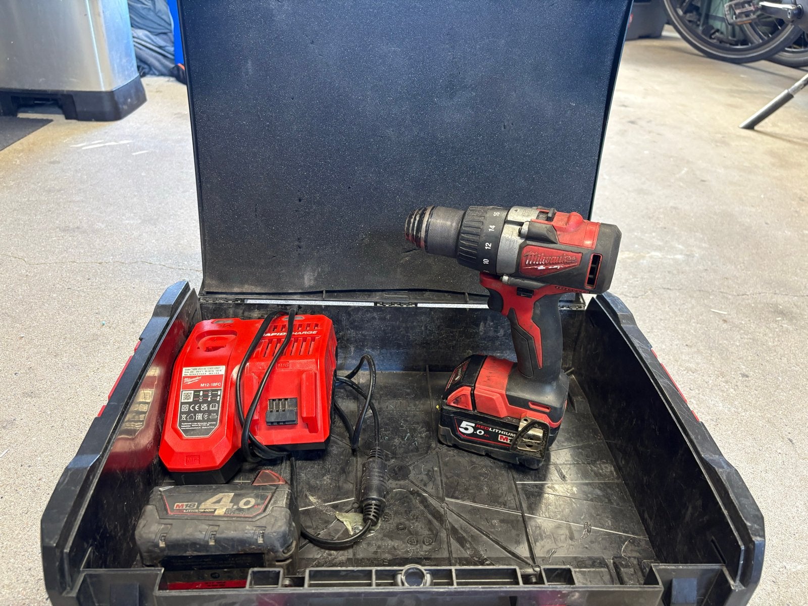 Milwaukee M18 boormachine met Accu's en Lader, 600 watt of meer, Ophalen of Verzenden, Klopboormechanisme, Zo goed als nieuw