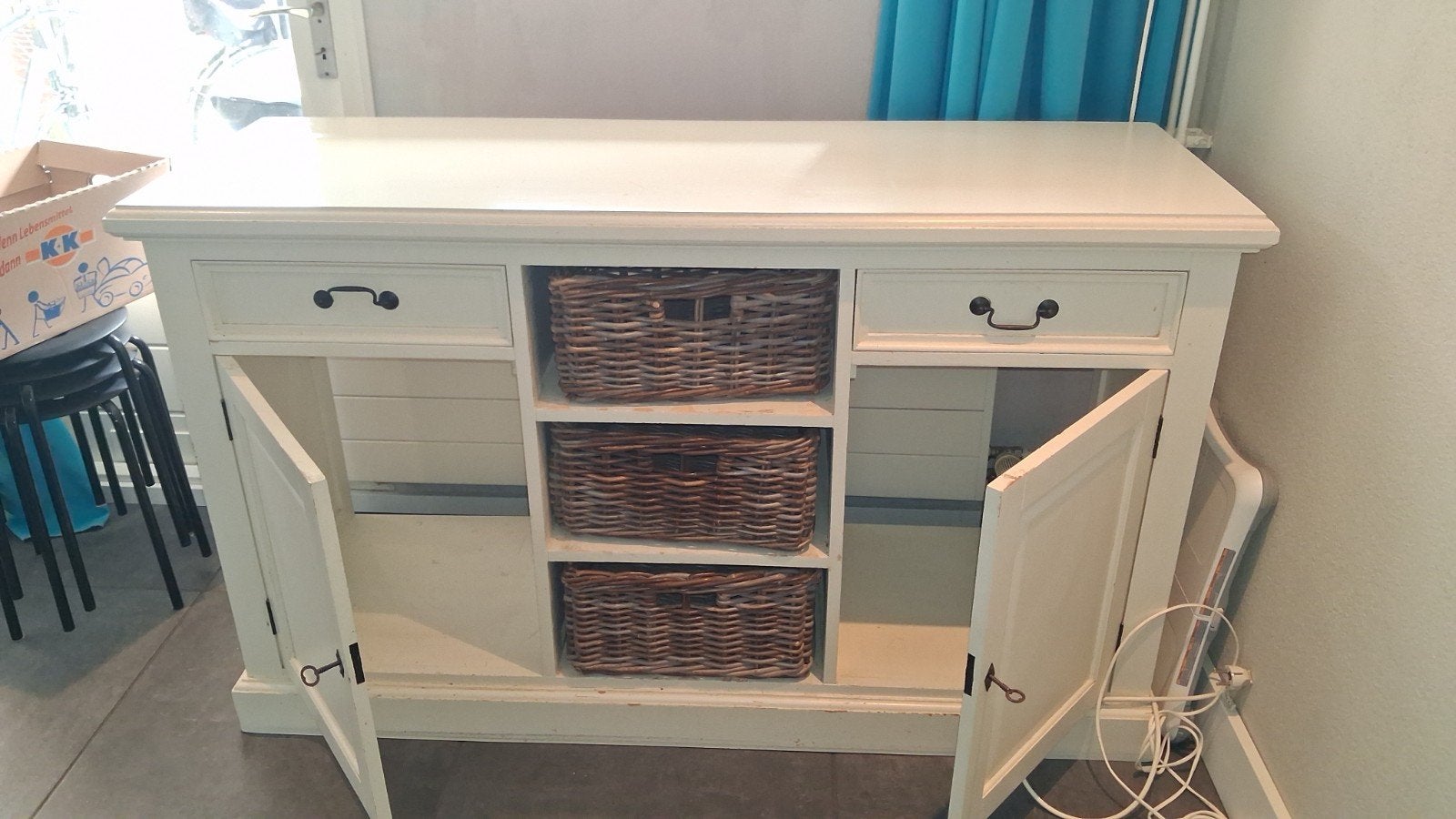 Wit dressoir met rieten manden en lades, Huis en Inrichting, Ophalen, Gebruikt, Landelijk, 25 tot 50 cm