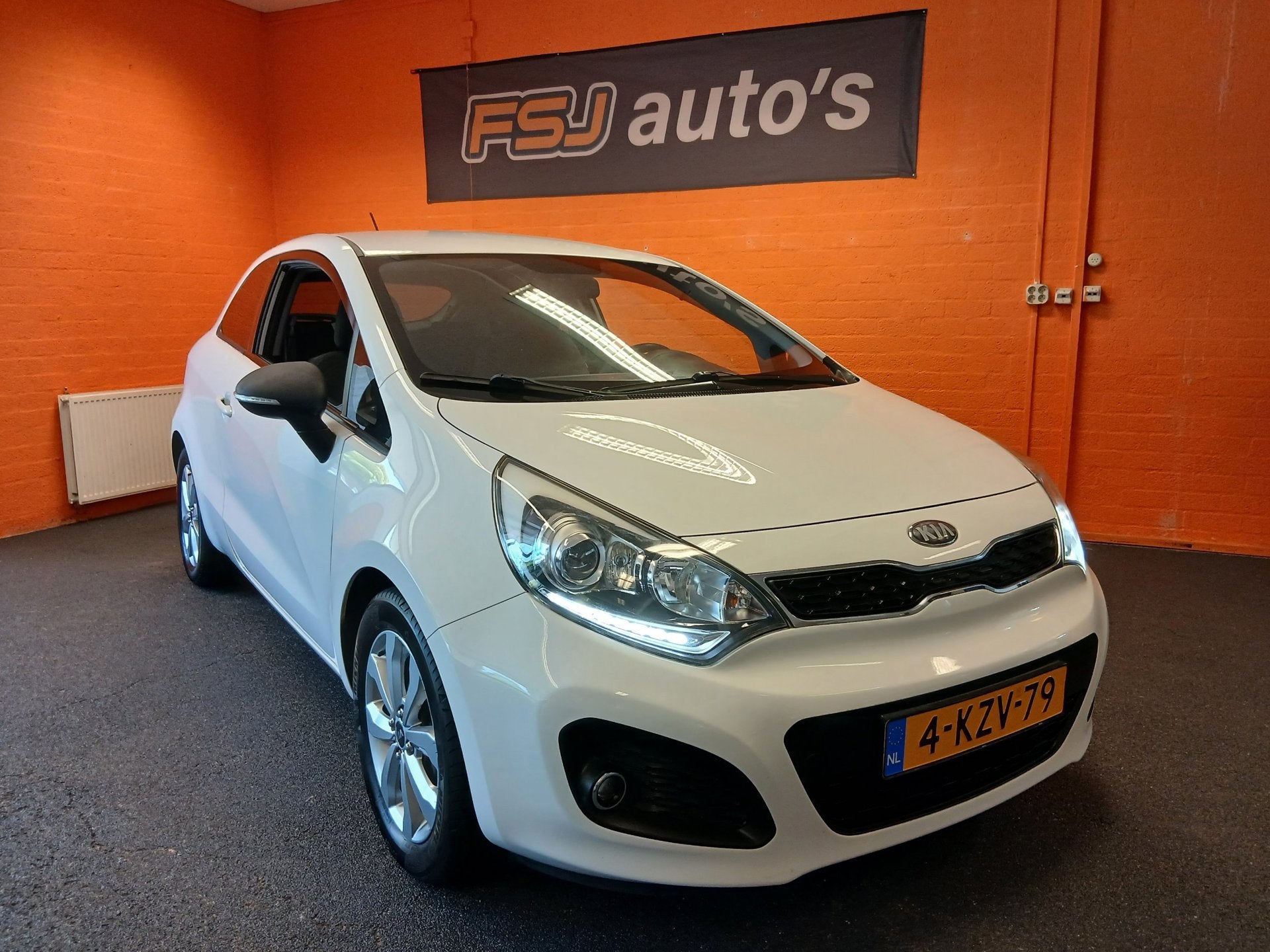 Kia Rio 1.2 CVVT / 3 DEURS / PLUS PACK / NAP / NAVI / AIRCO!, Euro 5, Zwart, 4 cilinders, Wit