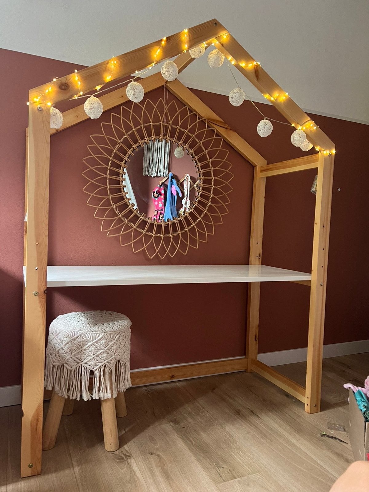 Kinder bureau huisje - meisjeskamer, Ophalen, Zo goed als nieuw, Stoel(en)
