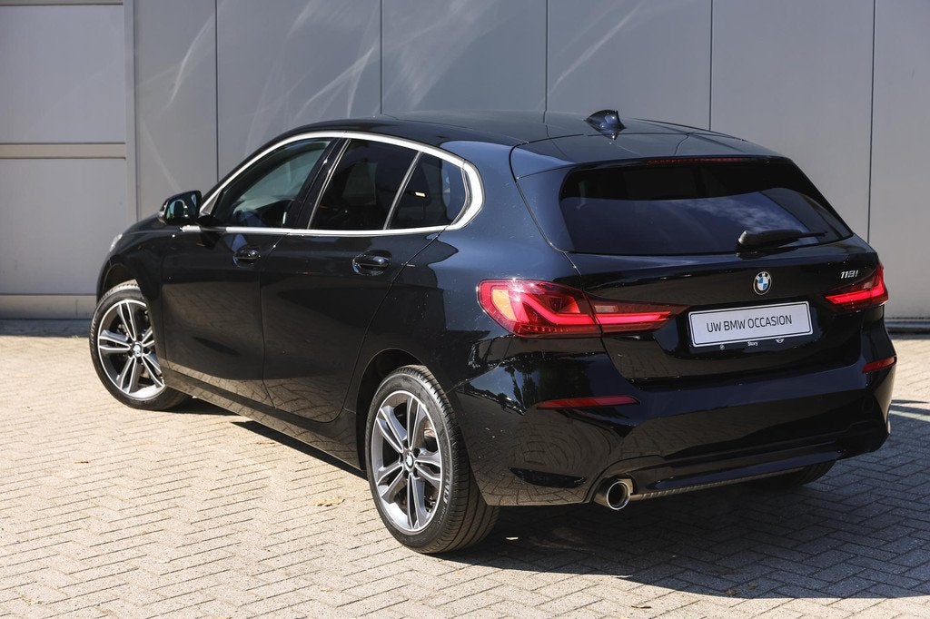 BMW 1 Serie 118i Executive Sport Line Automaat / Sportstoele, Auto's, BMW, 12 maanden, 136 pk, Gebruikt, Zwart