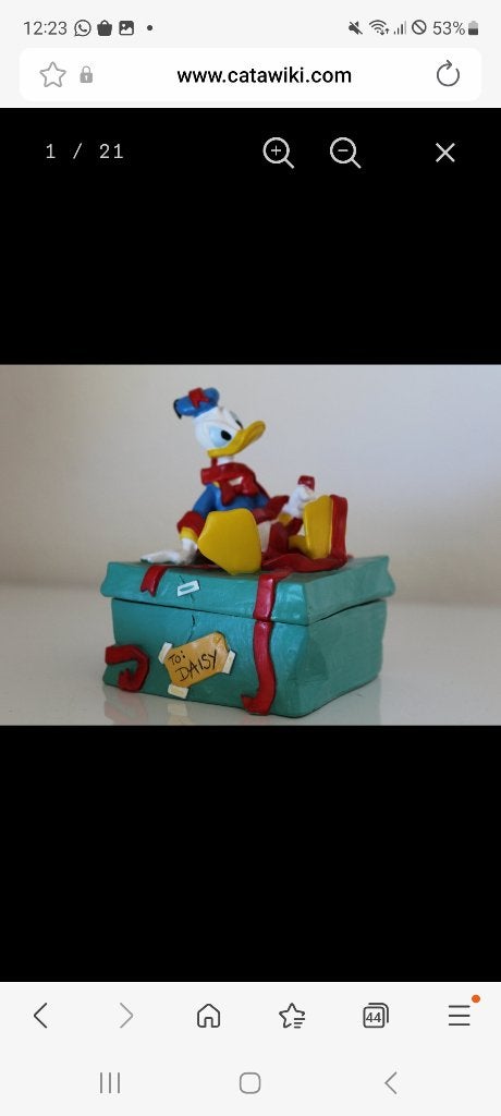 Donald Duck pakt ern cadeau in voor Daisy, Verzamelen, Disney, Ophalen of Verzenden, Donald Duck, Zo goed als nieuw, Beeldje of Figuurtje