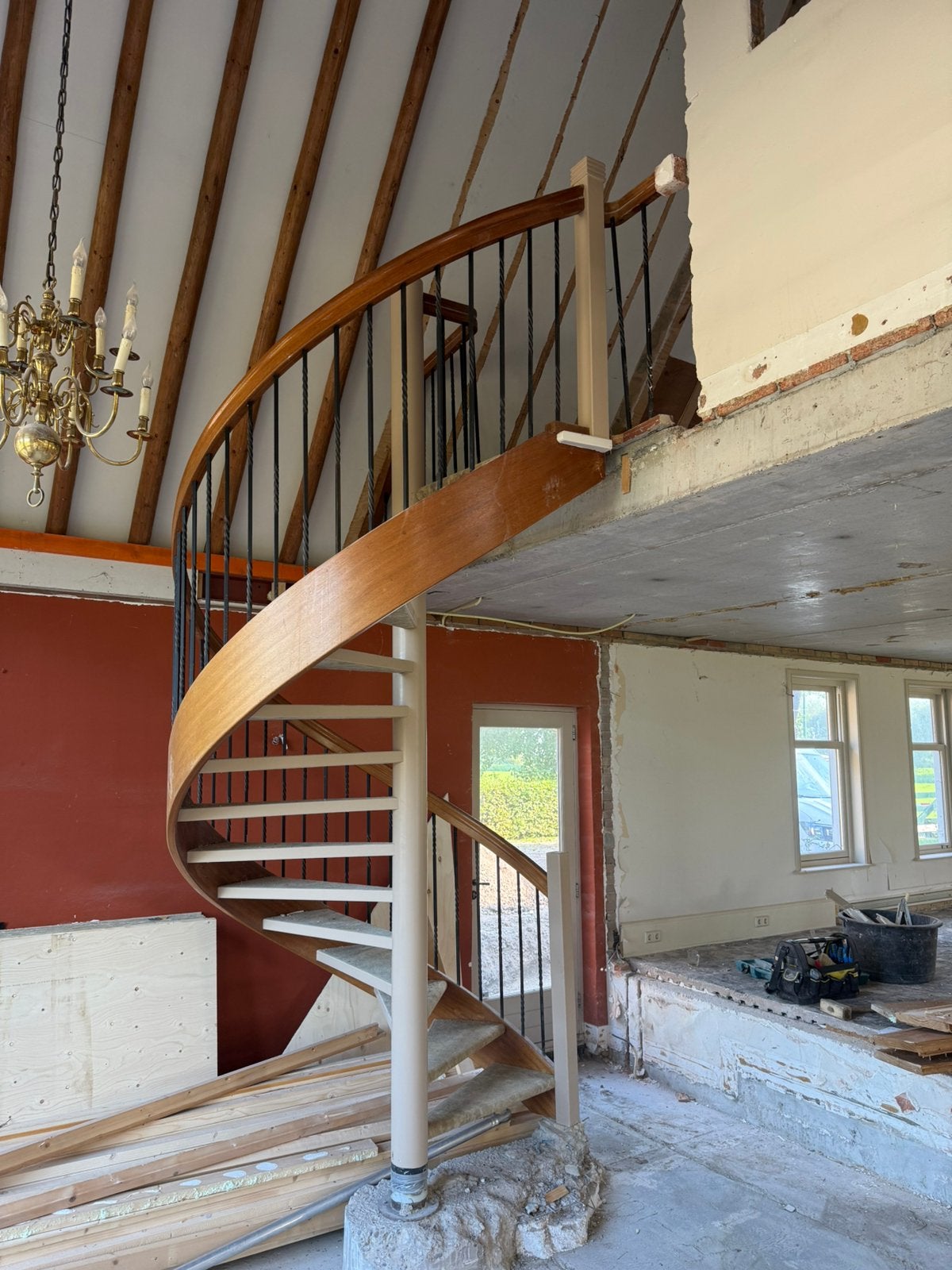 Spiltrap linksdraaiend , verdieping hoogte ong 3 meter