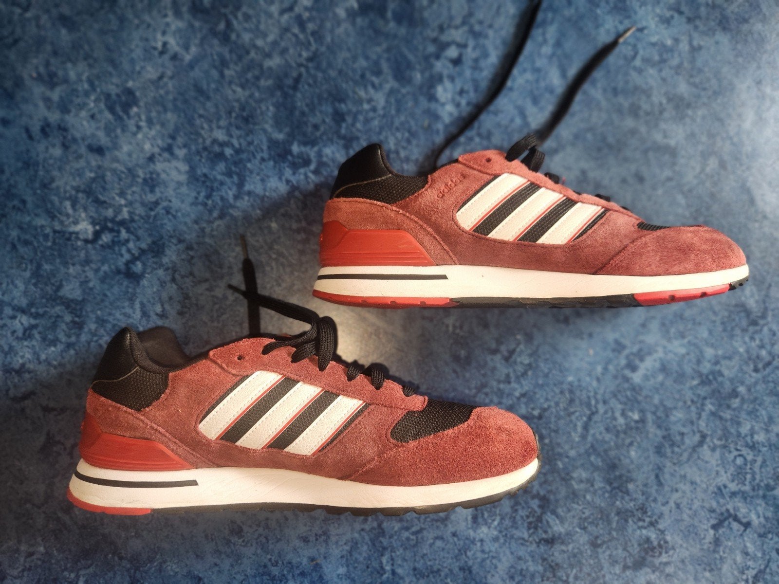 Adidas Run 60's bordeauxrode suède sneakers - goed als nieuw, Overige kleuren, Ophalen of Verzenden, Adidas, Sneakers of Gympen