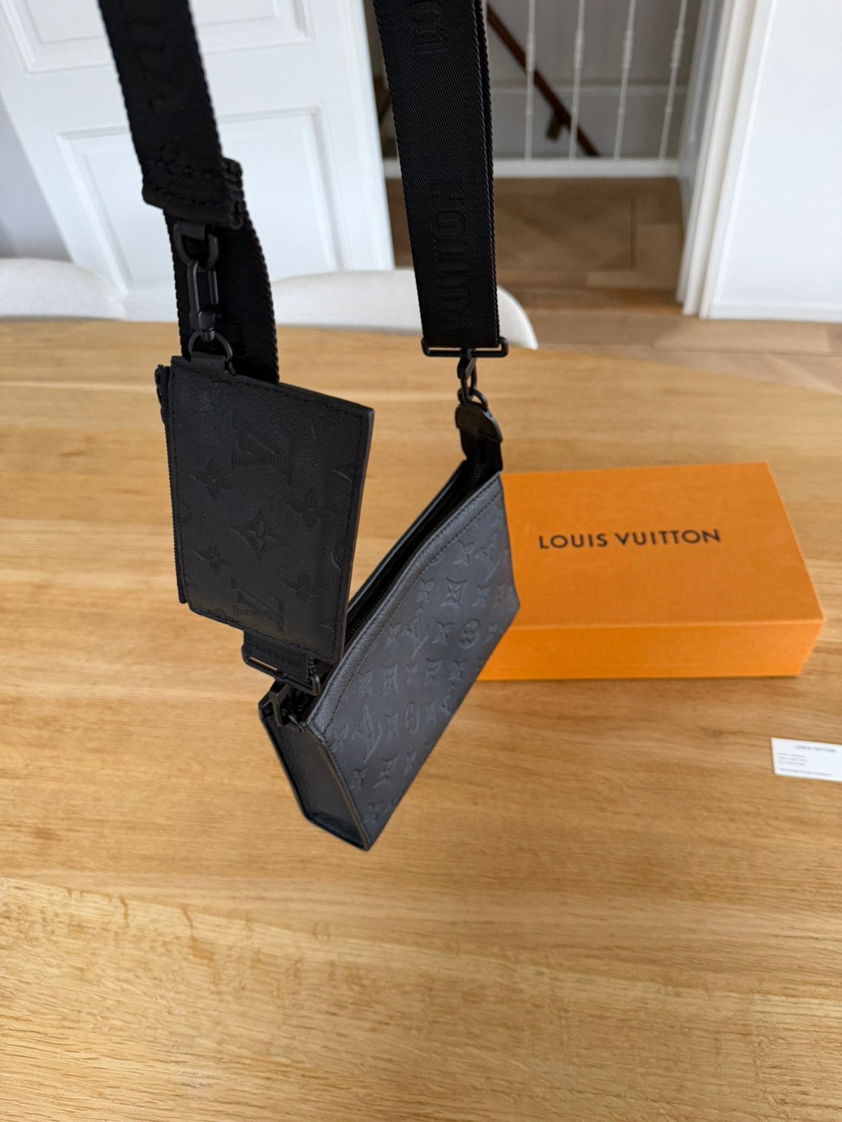 Foto 2 van Louis Vuittion Gaston Wearable Wallet tas