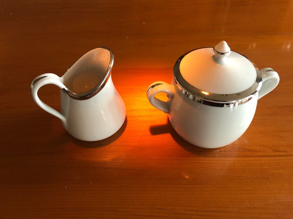 PILLIVUYT melkkannetje en suikerpotje Wit met zilver, Overige typen, Ophalen of Verzenden, Zo goed als nieuw, Overige stijlen