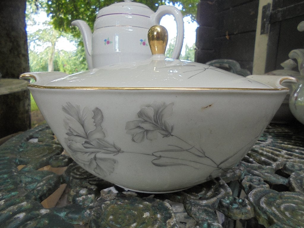 Dekschaal Bavaria pas aan serie met grijze iris / orchidee ?, Antiek en Kunst, Antiek | Servies los, Ophalen of Verzenden