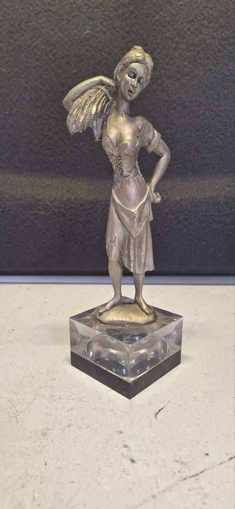 Vintage metalen beeldje van vrouw met korenschoof, Ophalen of Verzenden, Gebruikt, Mens