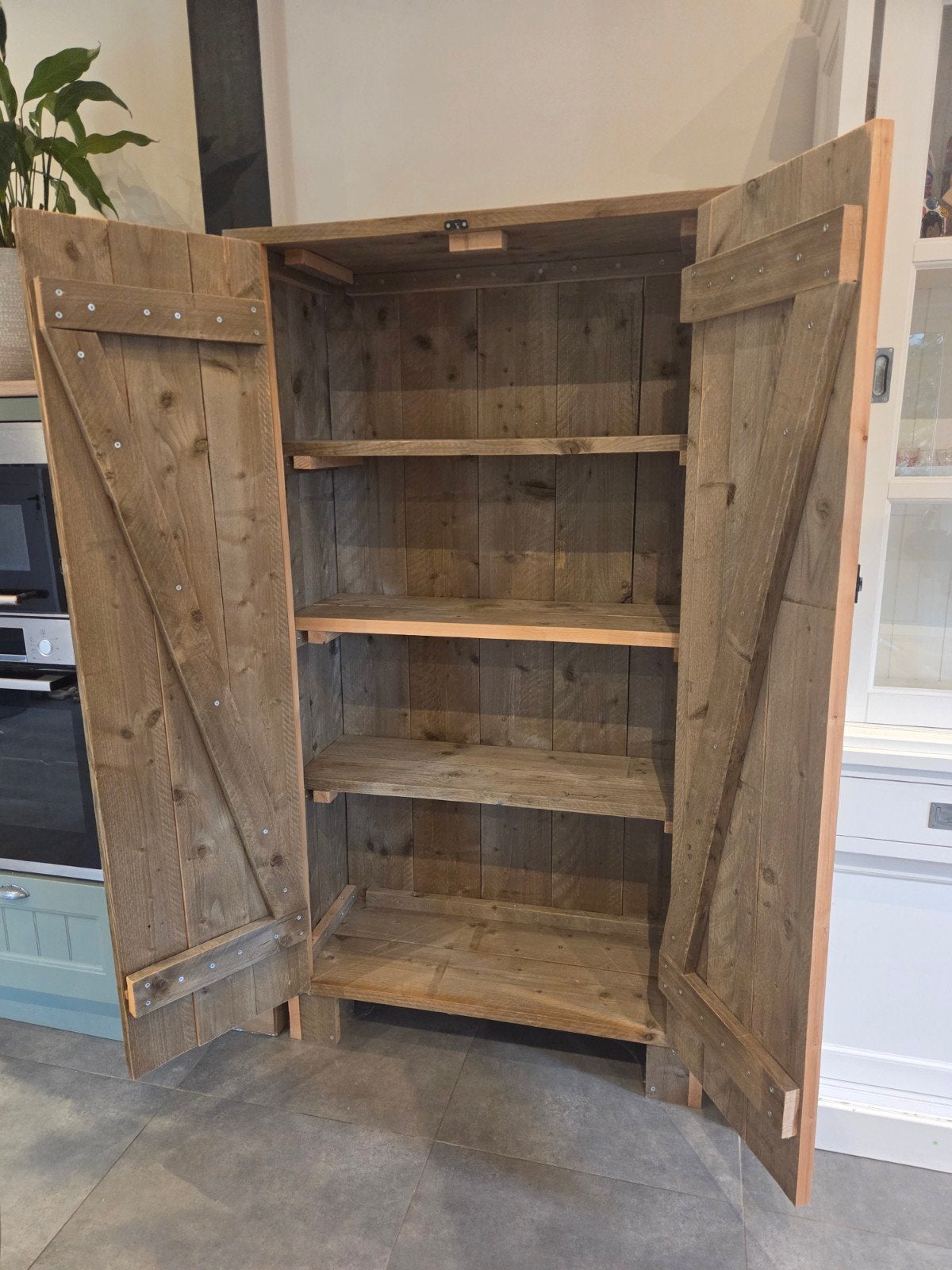 2x Robuuste houten kasten met planken en deuren, Ophalen, Rustiek, 50 tot 100 cm, 25 tot 50 cm