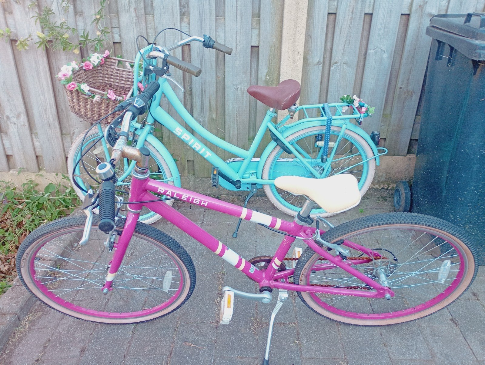 Twee kinderfietsen: Spirit (blauw) en Raleigh (roze) 24", Ophalen, Velgrem, Gebruikt, 24 inch