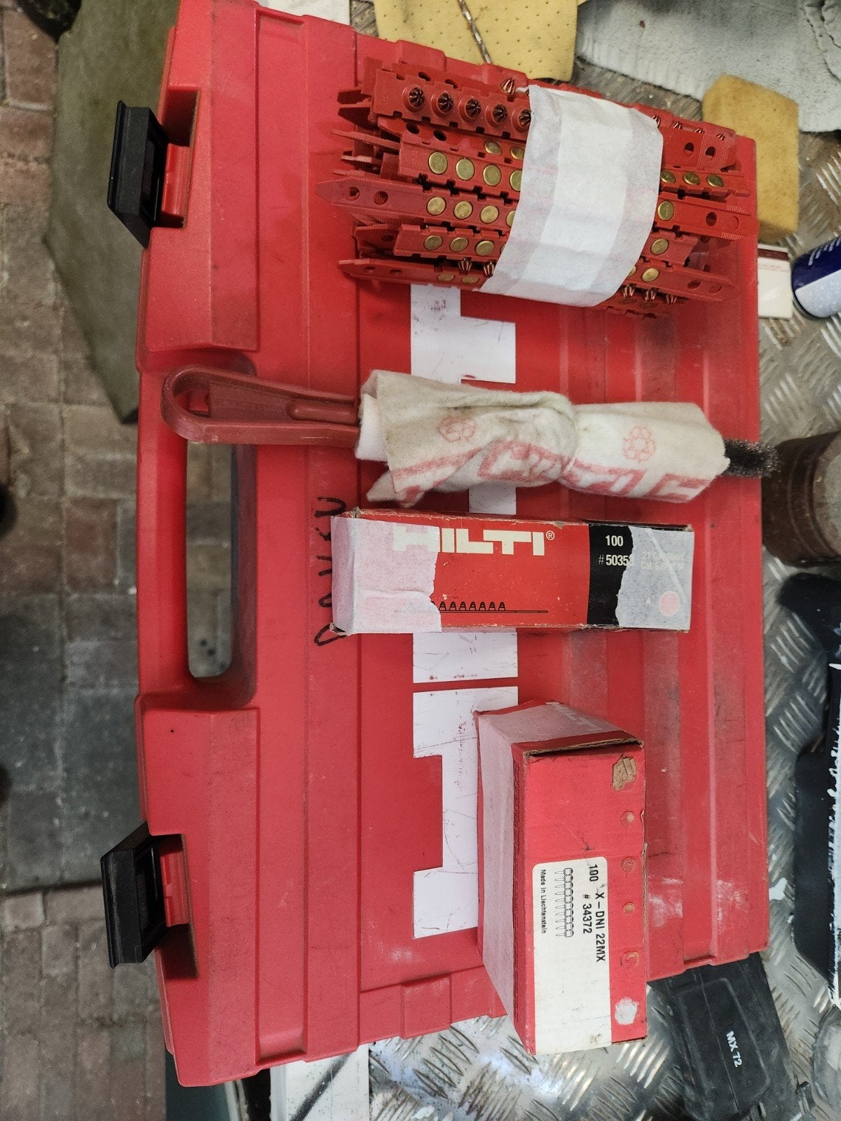 Hillti schiethamer en rond 400 patronen en 100 nagels., Ophalen, Gebruikt