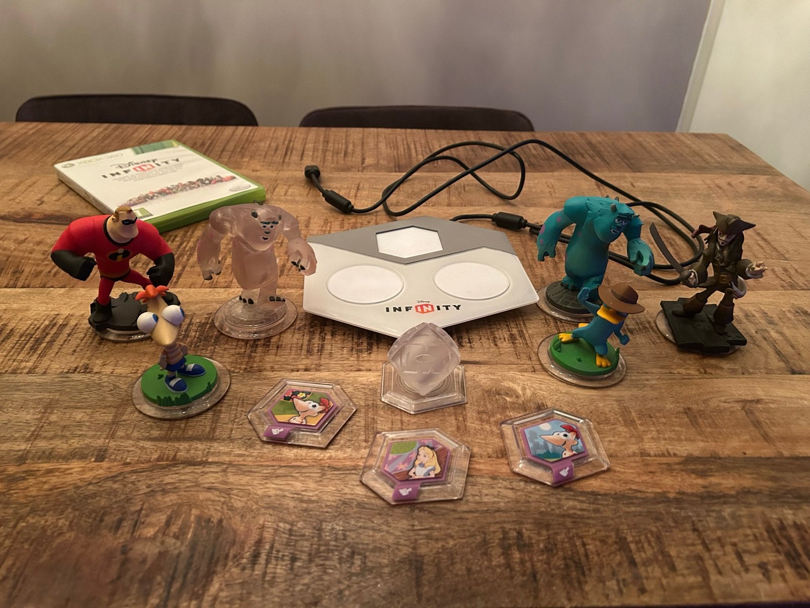 Disney Infinity Xbox 360 Starter Pack met extra figuren, Ophalen of Verzenden, Zo goed als nieuw, Zonder controller, Met games