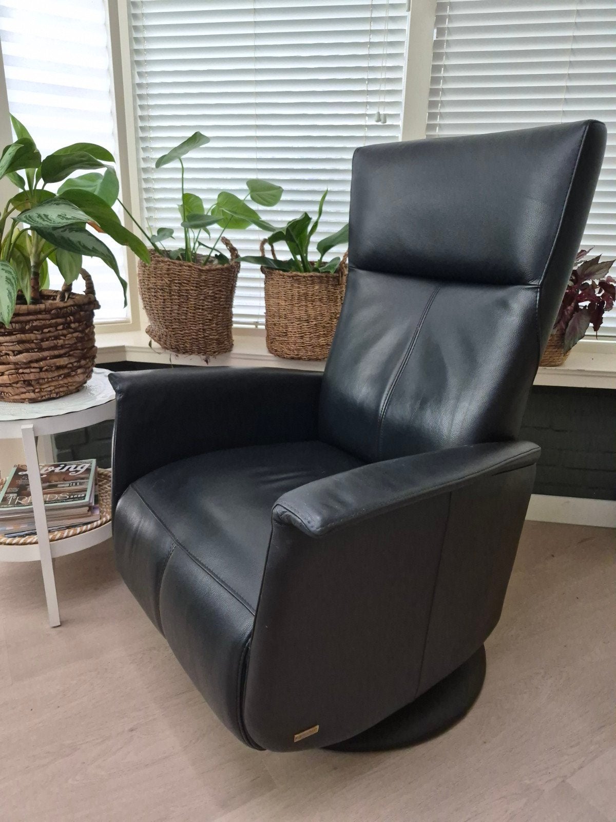 Zwarte leren relaxfauteuil met elektrische verstelling, Ophalen, Gebruikt, Modern, comfortabel, 75 tot 100 cm