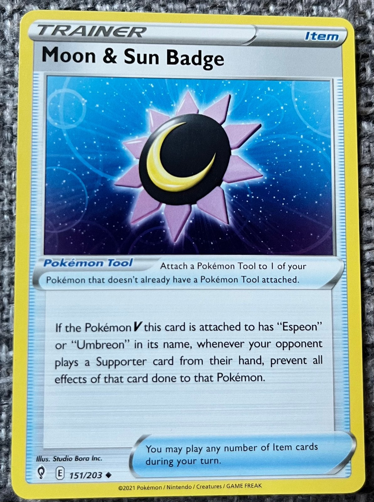 Trainerkaart van Moon & Sun Badge • Evolving Skies (151/203), Verzenden, Nieuw, Losse kaart