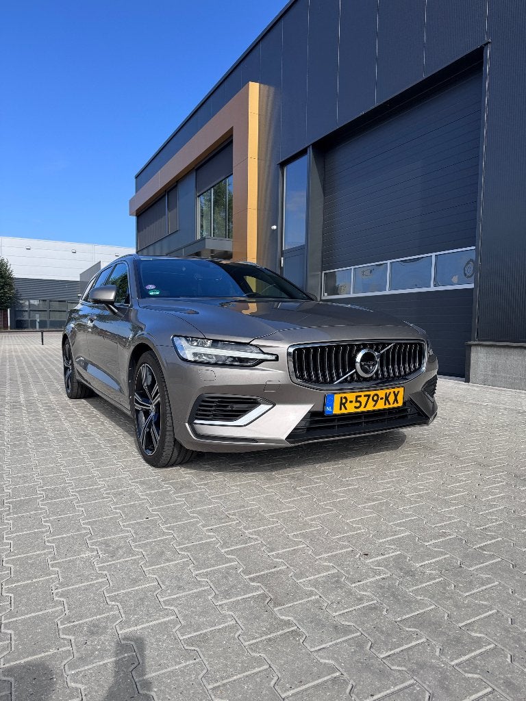 Volvo V60 T8 Inscription |B&W|Pano|HUD|360 Cam|Vol opties!, Automaat, 4 cilinders, 1972 kg, 129 €/maand
