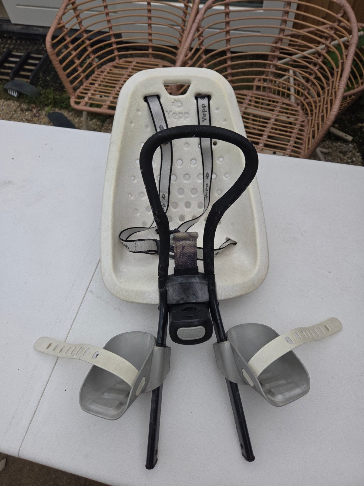 Wit Fietsstoeltje Thule Yepp Mini (voorzitje) incl adapter, Ophalen, Voorzitje, Thule Yepp, 0 t/m 13 kg
