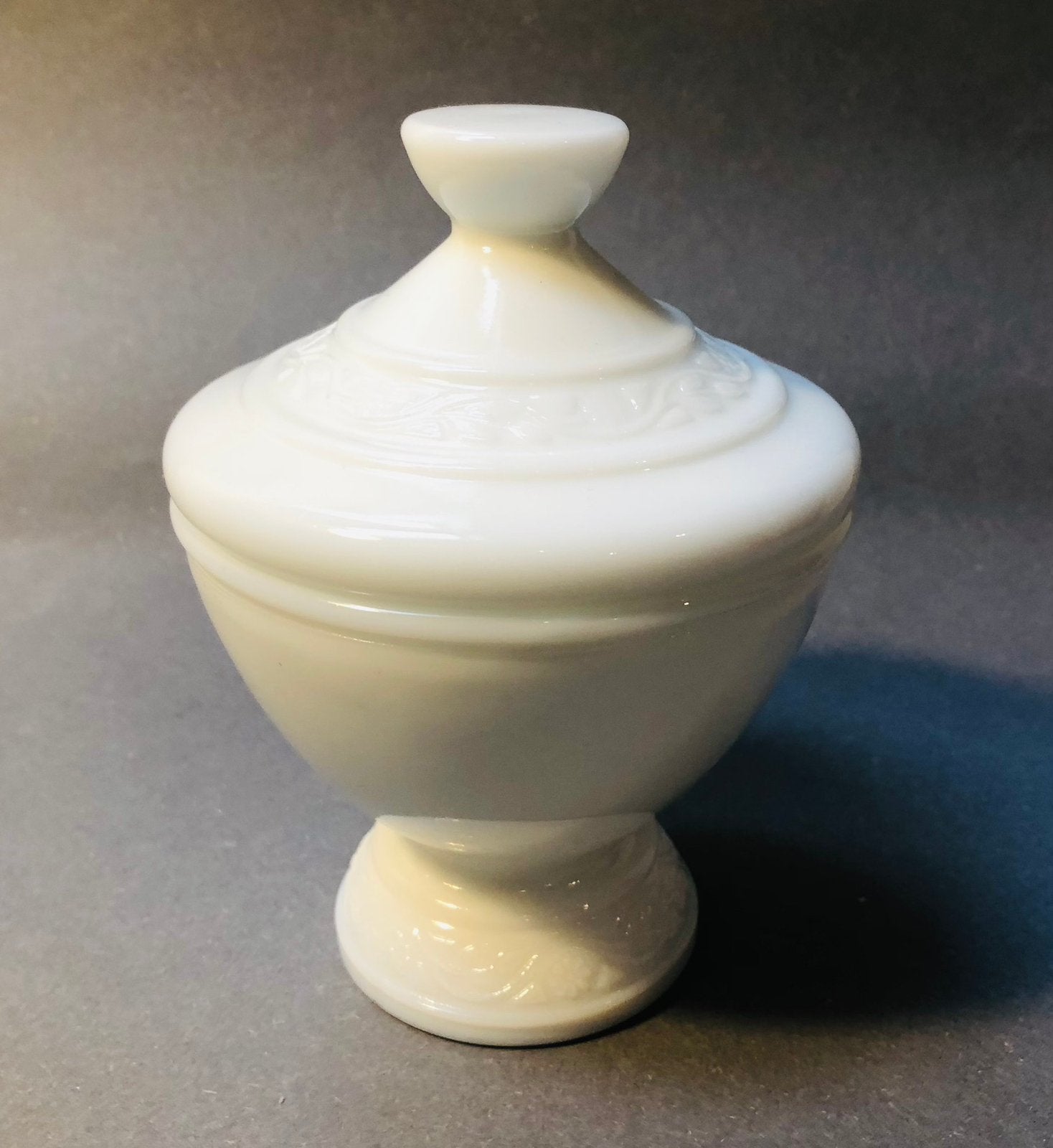 Mooi wit dekselpotje van opaline glas, melkglas, Ophalen of Verzenden, Zo goed als nieuw, Rond, Glas