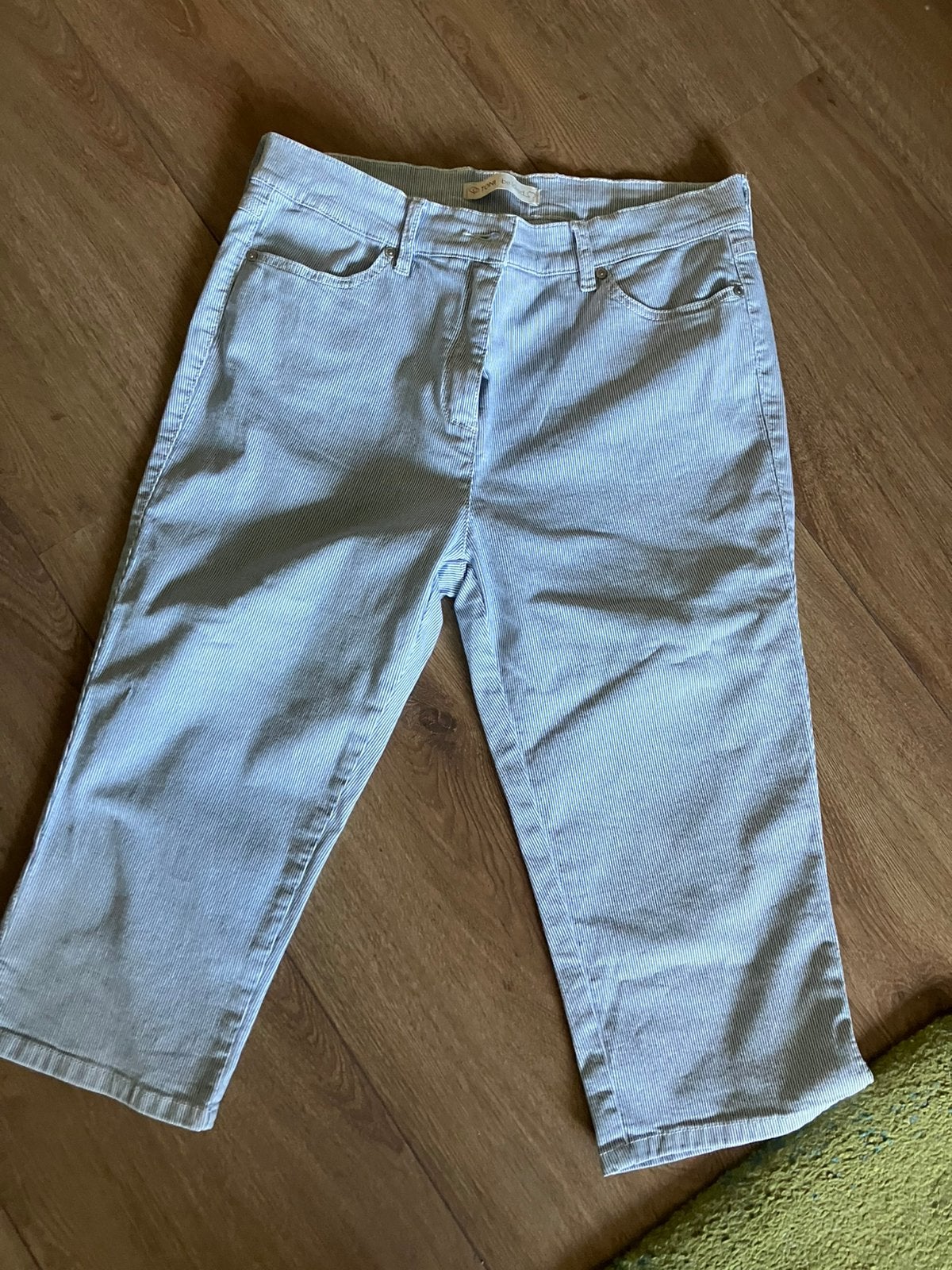 Mooie lichtblauwe knie broek Toni be loved maat L koopje, Kleding | Dames, Ophalen of Verzenden, Zo goed als nieuw, Blauw, Driekwart