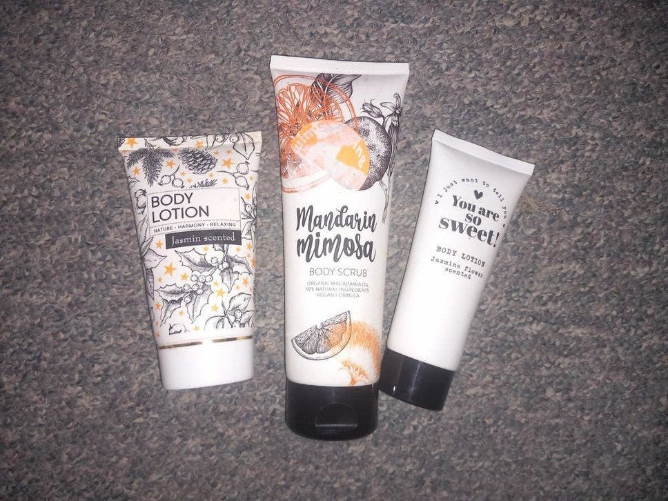 body Lotion en bodyscrub, Ophalen of Verzenden, Nieuw, Gehele gezicht