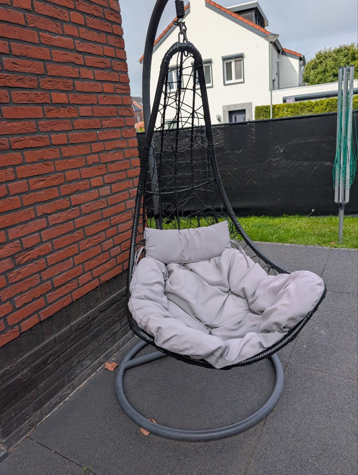 Comfortabele hangstoel ei stoel met standaard en kussen, Tuin en Terras, Ophalen, Gebruikt, Wicker