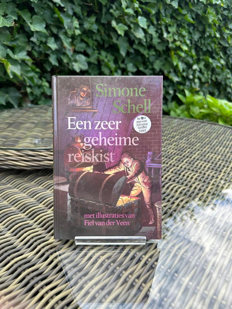 Een zeer geheime reiskist - Simone Schell, Boeken, Ophalen of Verzenden, Gelezen
