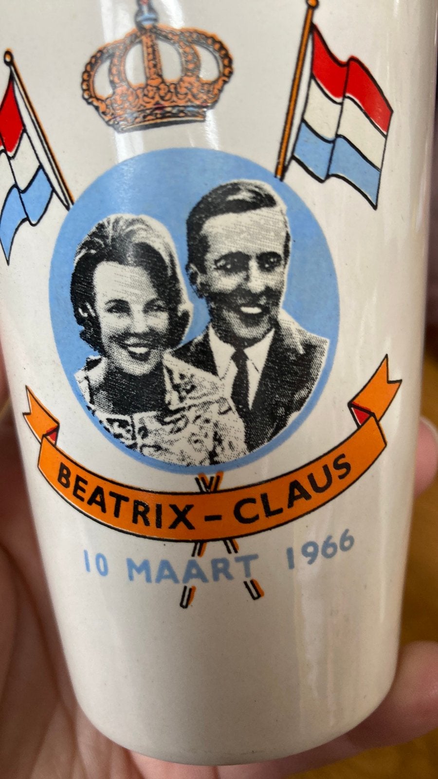Vintage mok - Herinnerings beker huwelijk Beatrix en Claus, Verzamelen, Ophalen of Verzenden, Zo goed als nieuw, Servies