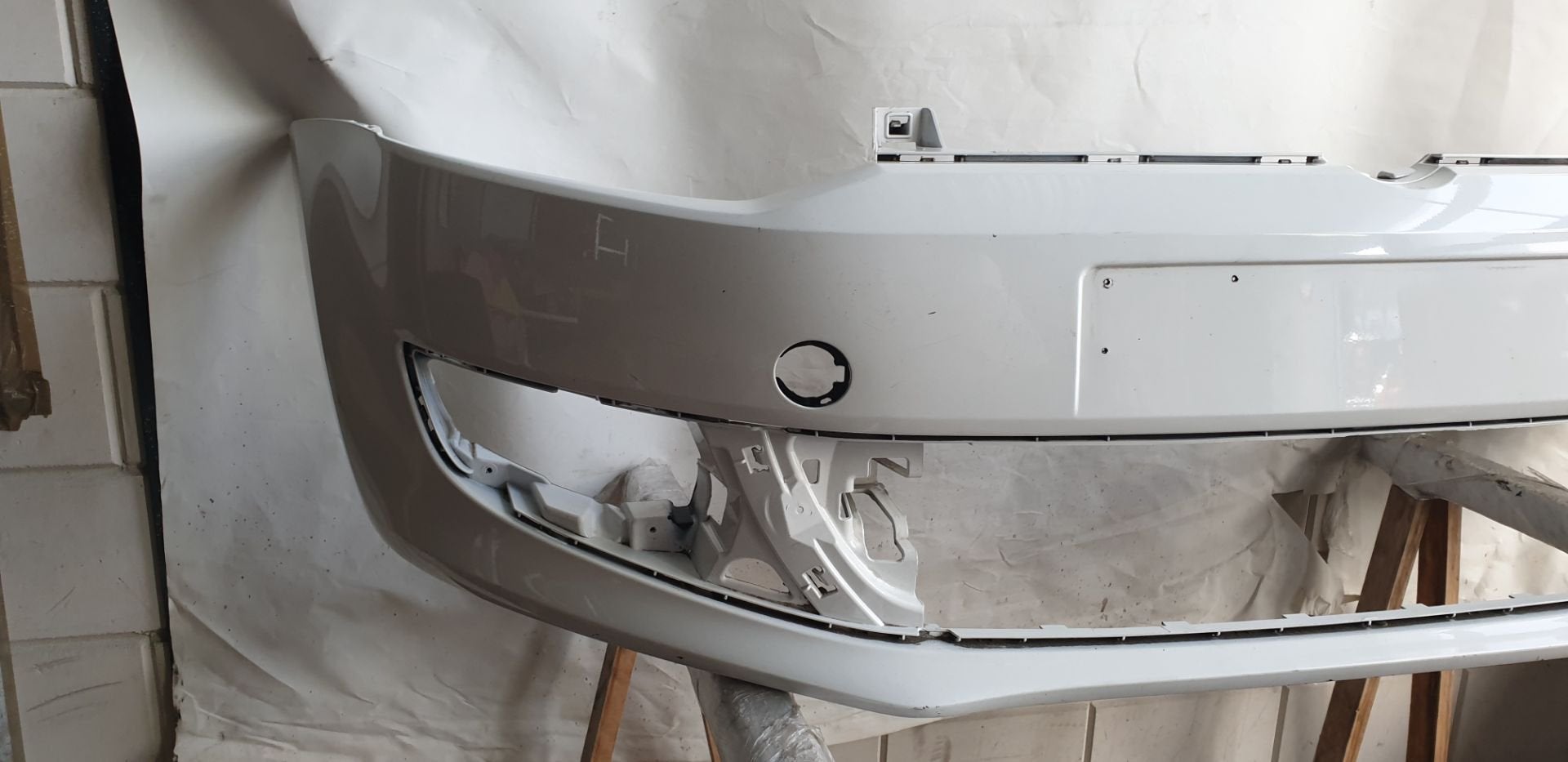Voorbumper Polo 6R Volkswagen wit origineel gebruikt 2009 /, Gebruikt, Volkswagen AG, Bumper, Berliner Ring 2
38440  Wolfsburg, DE