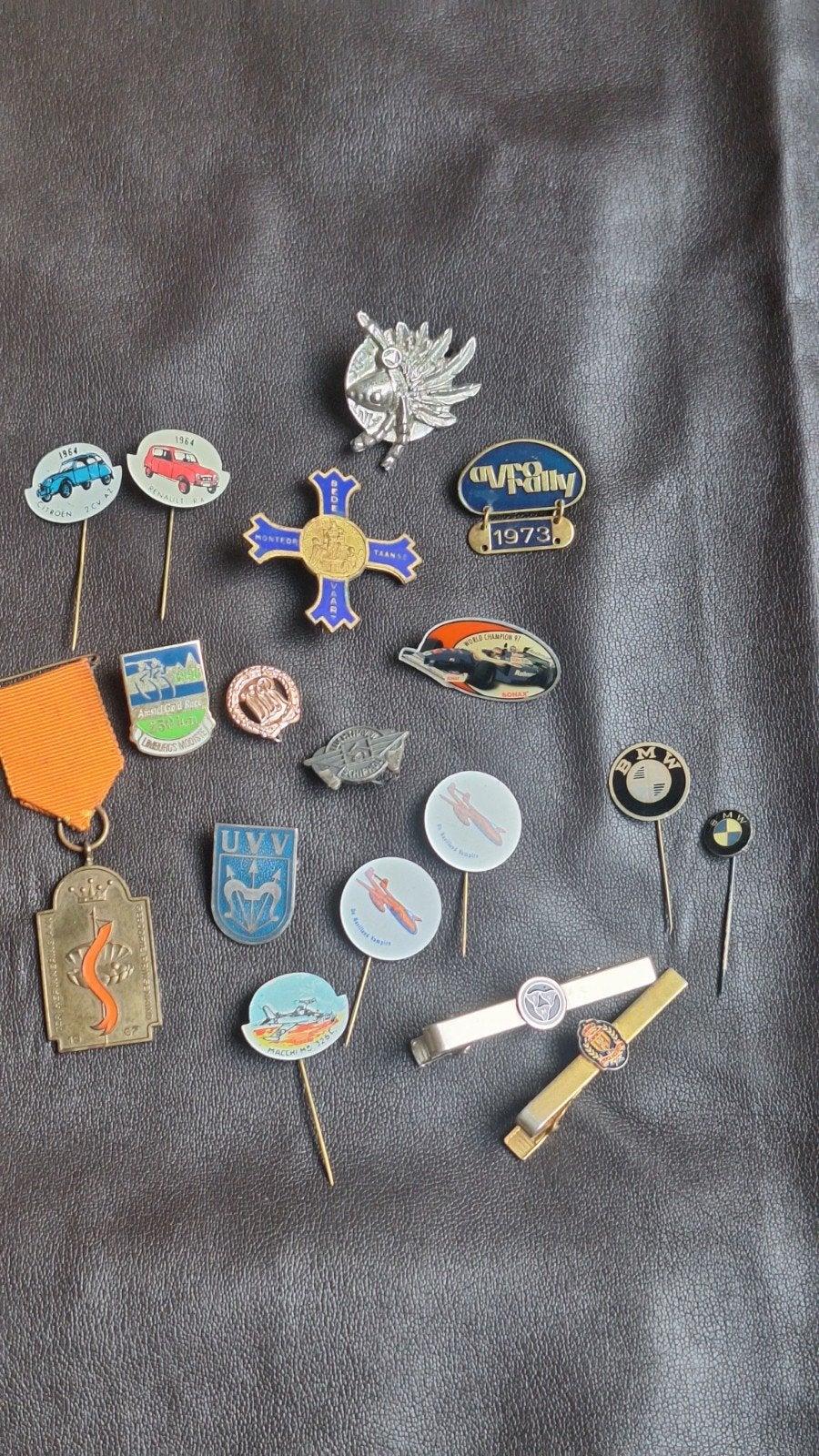 Speldjes pins auto merken medaille dasspeld, Verzamelen, Ophalen, Gebruikt, Overige onderwerpen