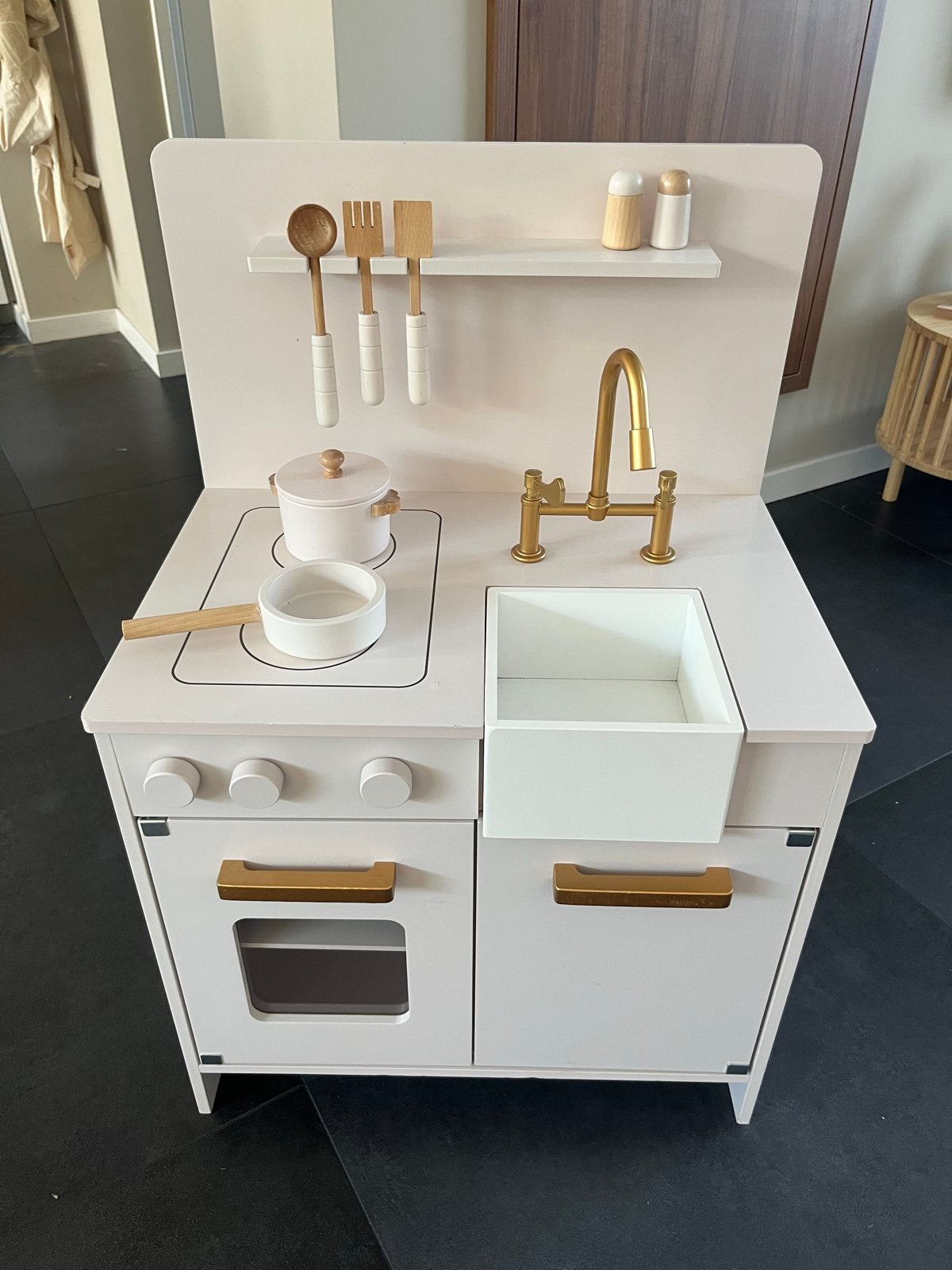 Houten Speelkeuken Petite Amelie met Accessoires - Roze Goud, Kinderen en Baby's, Speelgoed | Speelkeukens, Ophalen, Zo goed als nieuw