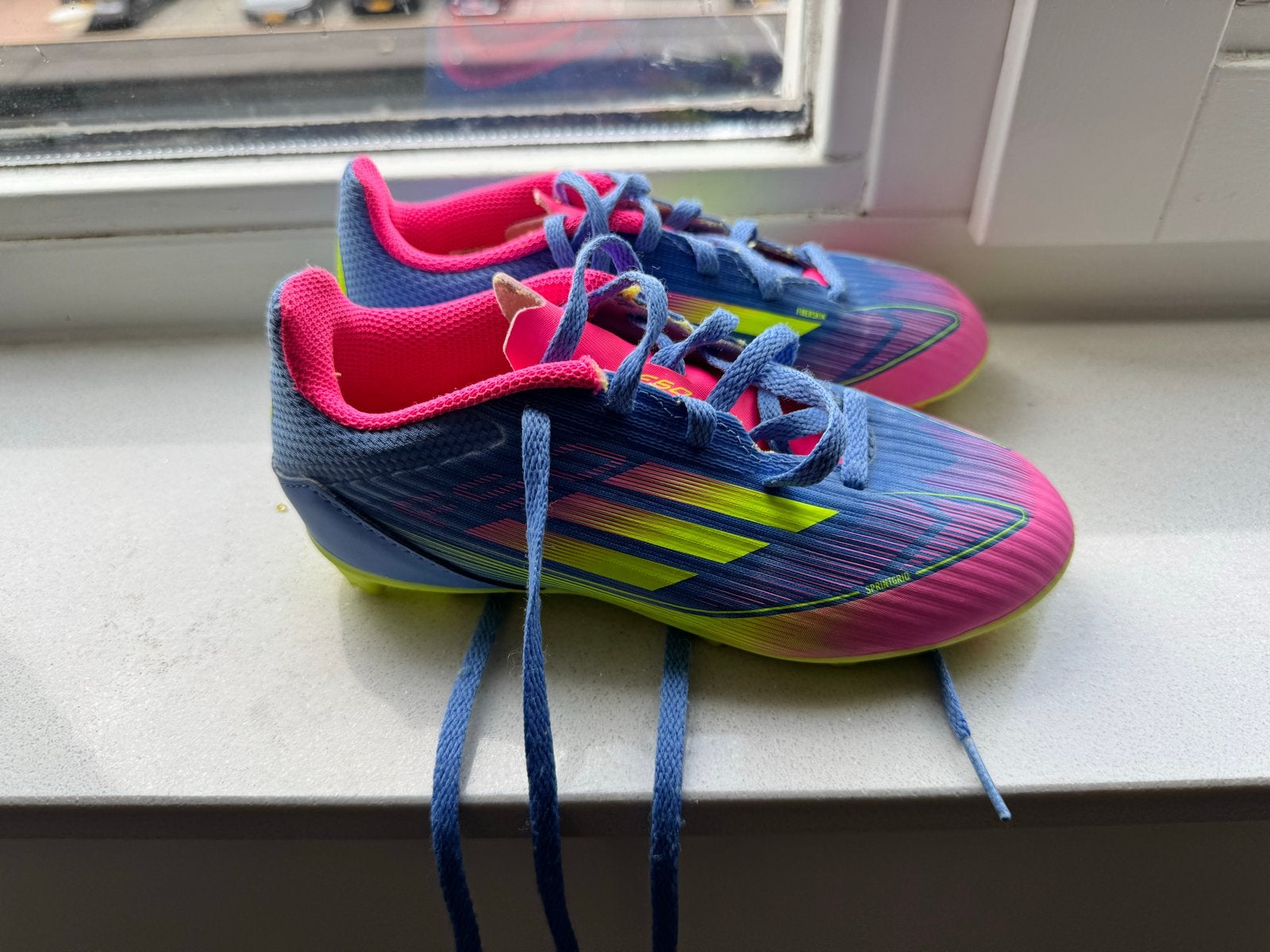 Adidas F50 League Voetbalschoenen – Maat 31,5 – Blauw/Roze, Maat XS of kleiner, Schoenen, Ophalen of Verzenden, Zo goed als nieuw