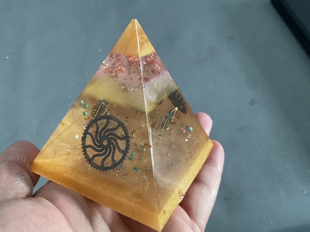 Mooie, unieke piramide van epoxy, Goud, Fantasie, Nieuw, Ophalen of Verzenden