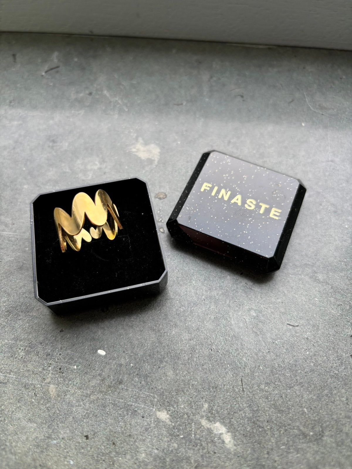Nieuwe ring golvend patroon Finaste goud verstelbaar, Nieuw, Ophalen of Verzenden, Dame, Goud