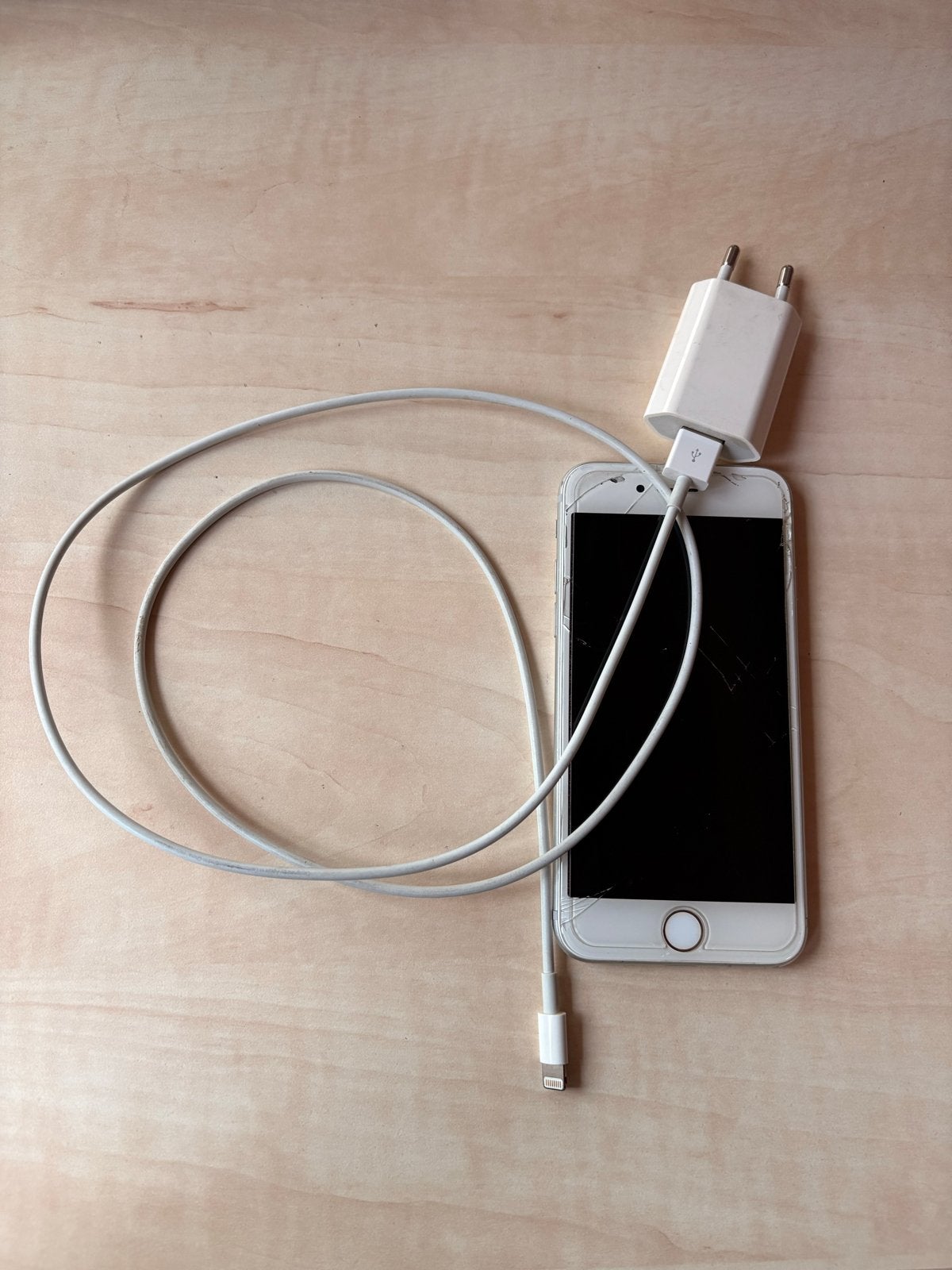 iPhone 7 zilver, 32GB met oplader, werkt, scherm met barsten, Ophalen, Gebruikt, 32 GB, Zonder simlock