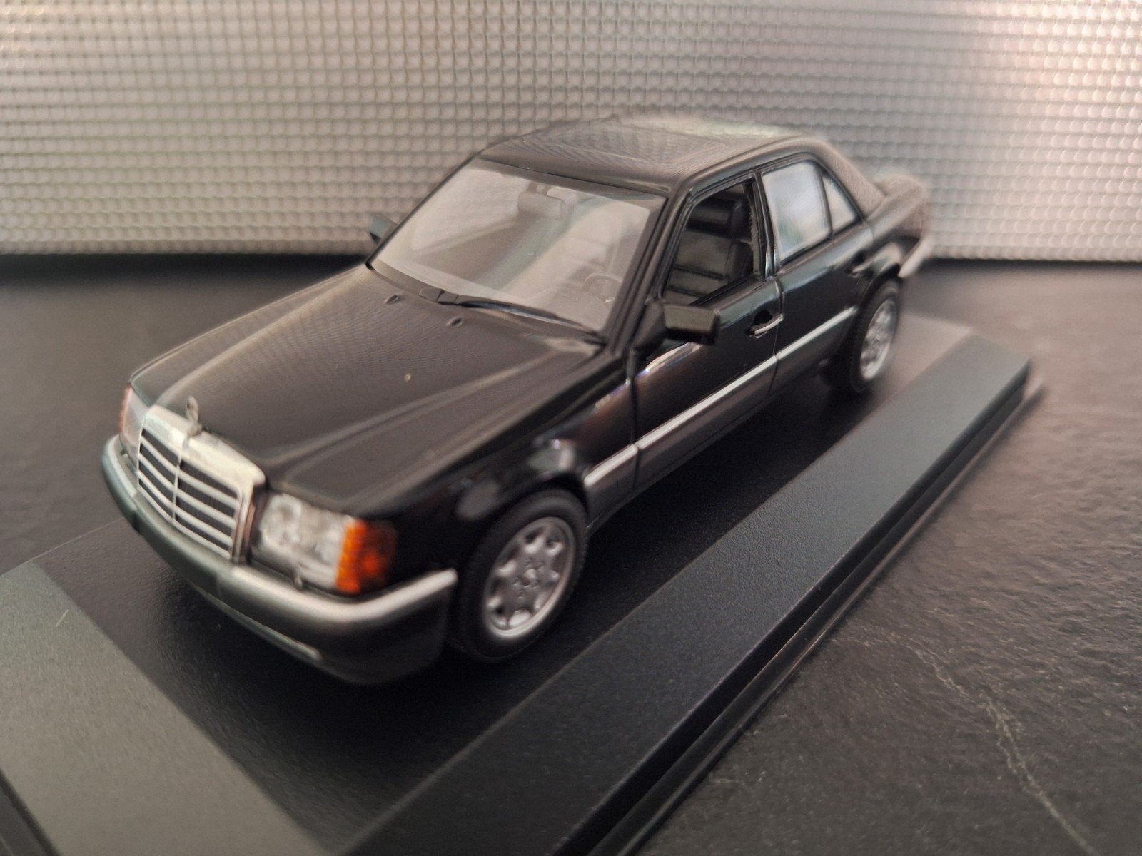 Mercedes Benz 500E (W124) 1992 Schaal 1:43, Overige merken, Nieuw, Ophalen of Verzenden, Maxichamps