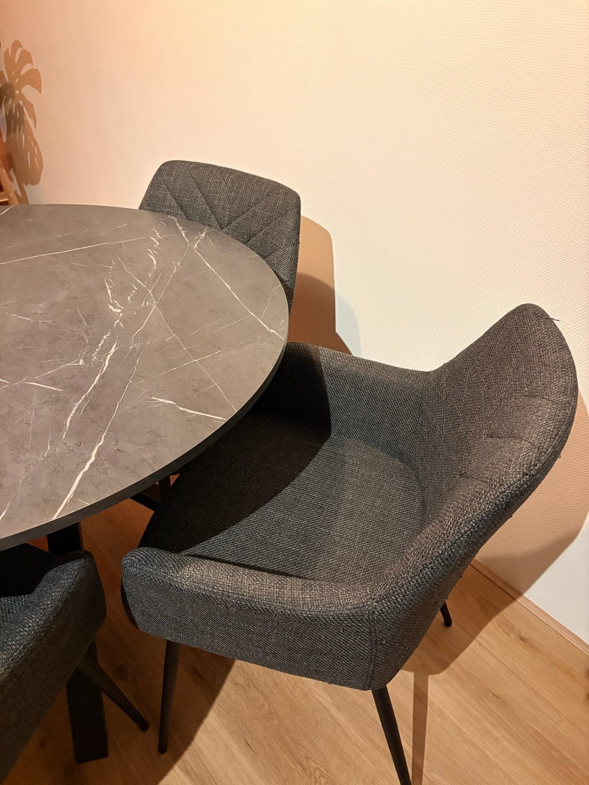 Foto 4 van Moderne ronde eettafel met 4 stoelen