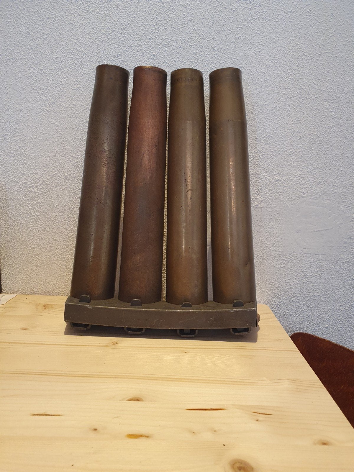 40mm Bofors hulzen uit WOII op houder, Ophalen of Verzenden, Overige soorten, Overige gebieden, Hulzen of Bodemvondsten